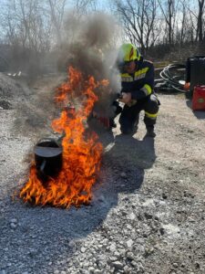 Jugend übt mit Feuerlöschern: