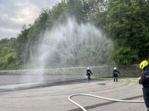+++ Jugendausbildung: Löschangriff in der Praxis +++